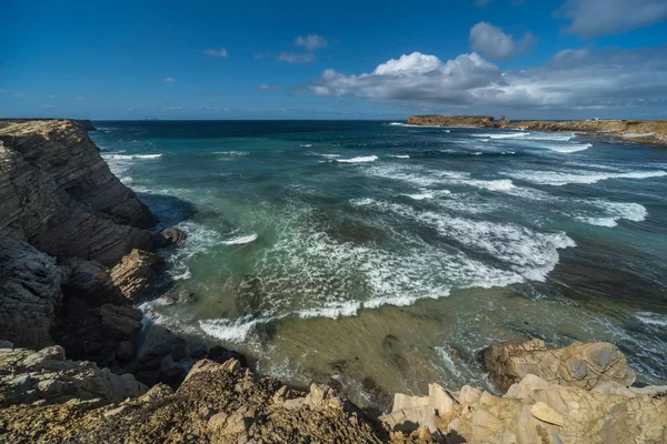 Волны и скалы на берегу Атлантического океана — стоковое фото