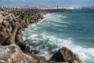Peniche Portekiz rıhtımda okyanus sörf ve deniz feneri