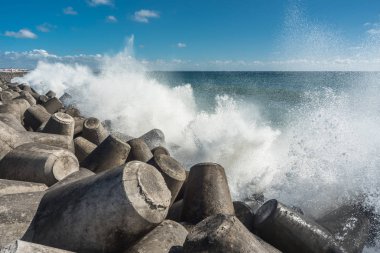 Peniche Portekiz rıhtımda okyanus sörf ve deniz feneri
