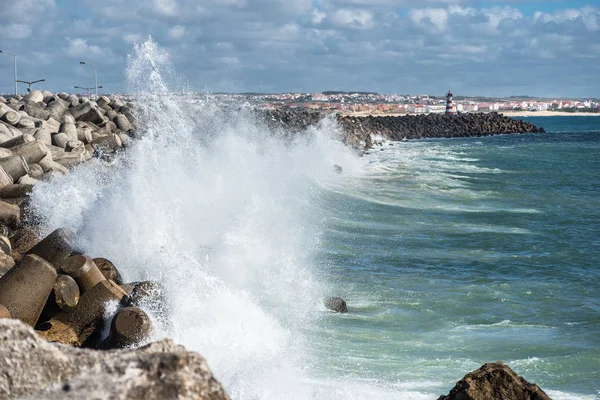 ペニチェポルトガルの桟橋の海のサーフィンと灯台 — ストック写真