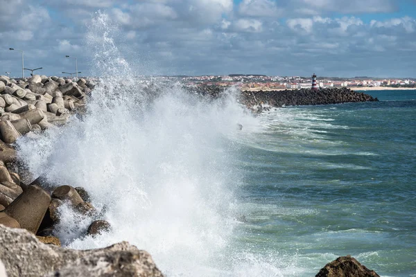 ペニチェポルトガルの桟橋の海のサーフィンと灯台 — ストック写真