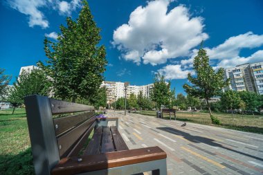 Banklar ağaçlar ve fenerler ile bir şehir parkında Alley