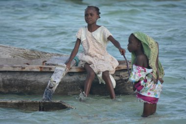 Zanzibar 'da okyanusta genç kızlar