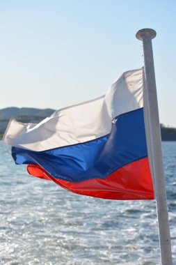 Gemide dalgalanan Rus bayrağı