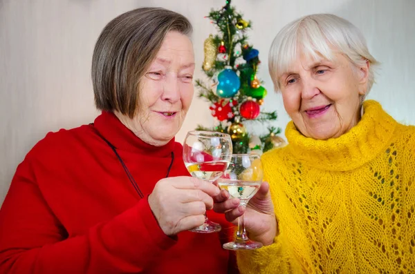 Две Старые Бабушки Новогодних Полуночных Очках Старшая Леди Возьмите Стакан — стоковое фото