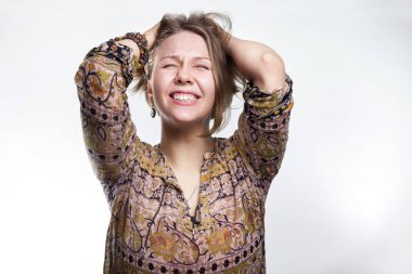 Duygular strestir, deliliktir. kavram deli bağırarak. kadın saçlarını rending. doğal genç yakın gözleri ve geniş açık ağız ile çığlık, baş el ele tutuşarak. Üzgün sarışın kız