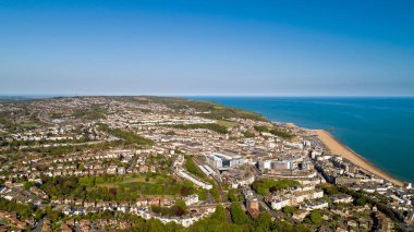 Hastings şehir ve plaj, East Sussex, İngiltere'nin havadan görünümü