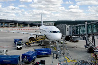 8 Ağustos 2018 - Roissy Cdg Airport, Fransa: Air France Airbus A320 kapıda