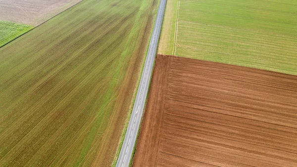 Vista aérea de una carretera en medio de los campos en Vendee — Foto de Stock