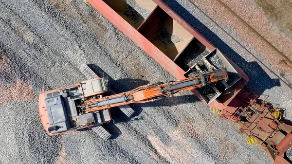 Aerial photo of an excavator loading a wagon with gravel — Stock Photo, Image