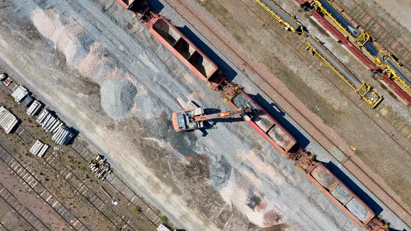 砂利でワゴンを積み込む掘削機の航空写真 — ストック写真