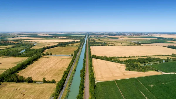 Letecký pohled na kanál a železnice v Poitevin Marsh, fra — Stock fotografie