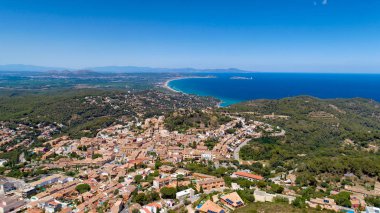 Begur'un Katalonya, İspanya'daki havadan fotoğrafı