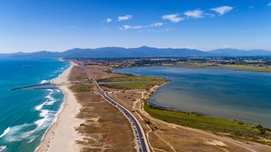 Pyrenees Orientales'deki Saint Cyprien plajının havadan görünümü