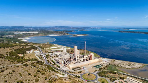 Foto aérea de una fábrica de cemento a lo largo del lago Berre en Port La — Foto de Stock