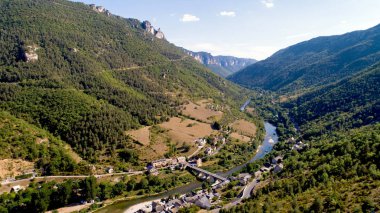 Gorges du Tarn'daki Les Vignes köyünün havadan görünümü