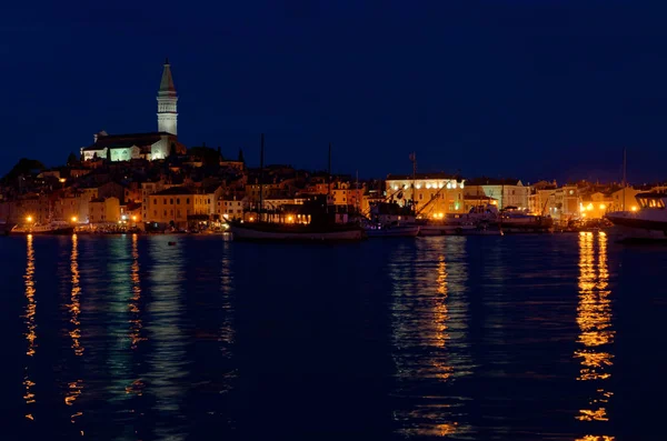 Rovinj Kikötő Éjjel Tengeren Visszaverő Fénnyel — Stock Fotó