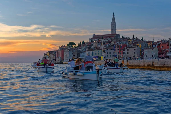 Kirándulás Hagyományos Batana Csónakhoz Rovinj Történelmi Központjában Horvátország — Stock Fotó