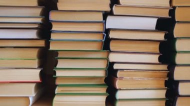 Eski kitaplar yere kazık