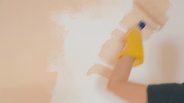 Femme Mur Peinture Dans Chambre — Video