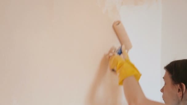 部屋の女性の絵画の壁 — ストック動画