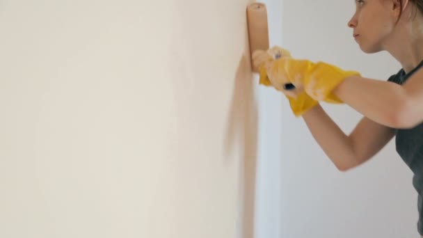部屋の女性の絵画の壁 — ストック動画