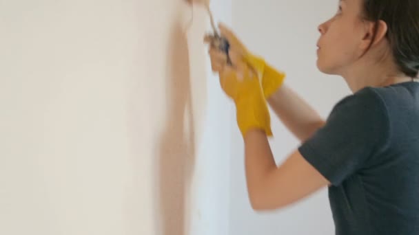 Woman painting wall in the room — Stock Footage Woman Painting Wall Room Stock Footage