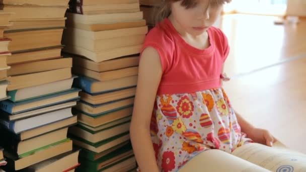 Malá holčička čtení na pozadí knih