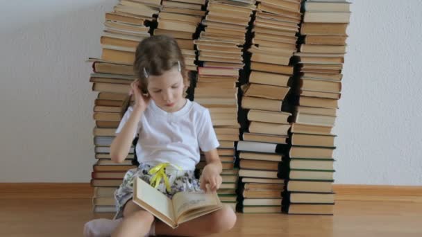 Menina Chamando Livro Sentado Chão — Vídeo de Stock