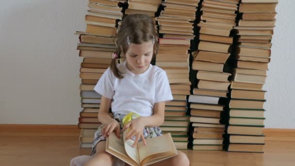 Niña Llamando Libro Sentado Suelo — Vídeo de stock