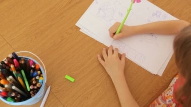 Küçük kız resimleri kağıt üzerine çizim