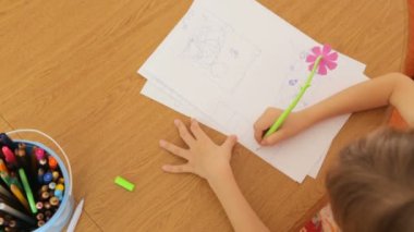 Küçük kız resimleri kağıt üzerine çizim