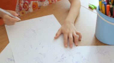 Küçük kız resimleri kağıt üzerine çizim