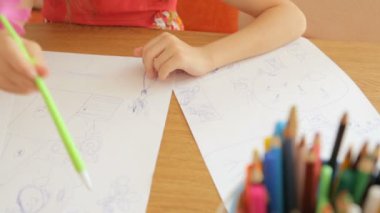 Küçük kız resimleri kağıt üzerine çizim