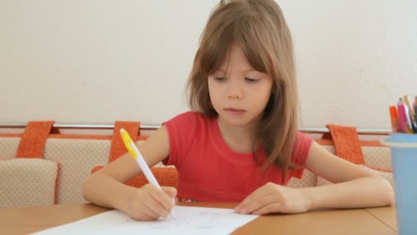 Маленькая Девочка Рисует Картинки Бумаге — стоковое видео