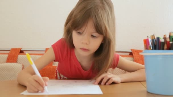 Маленькая Девочка Рисует Картинки Бумаге — стоковое видео