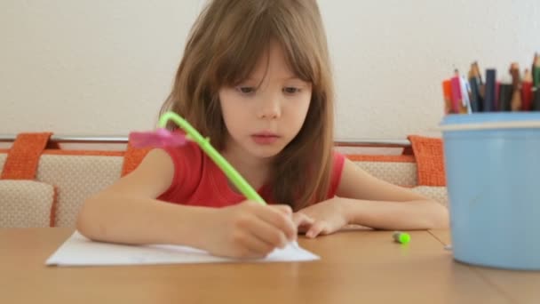 Маленька Дівчинка Малює Картини Папері — стокове відео