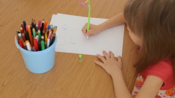小女孩在纸上画画 — 图库视频影像