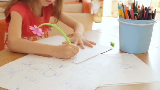 Meisje Afbeeldingen Tekenen Papier — Stockvideo