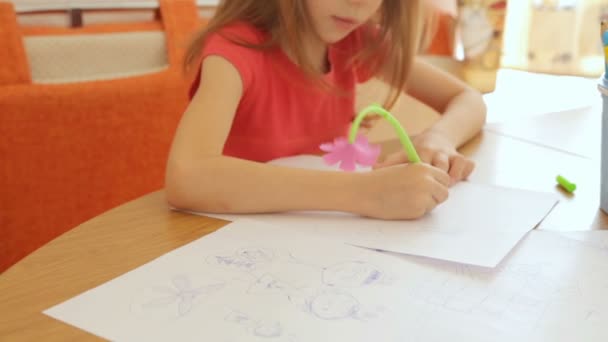 Niña Dibujando Imágenes Papel — Vídeos de Stock