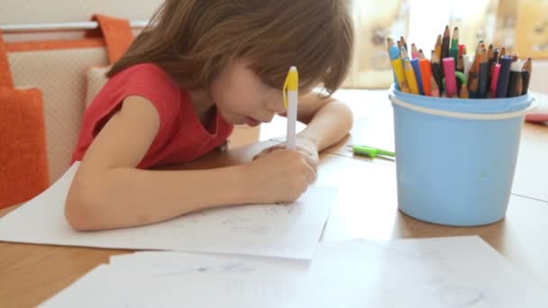 Niña Dibujando Imágenes Papel — Vídeo de stock