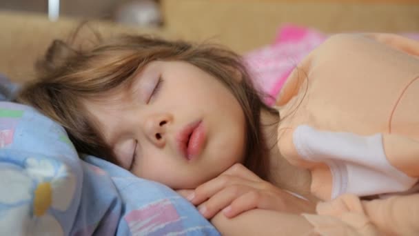 朝の光の中で寝てる女の子 — ストック動画
