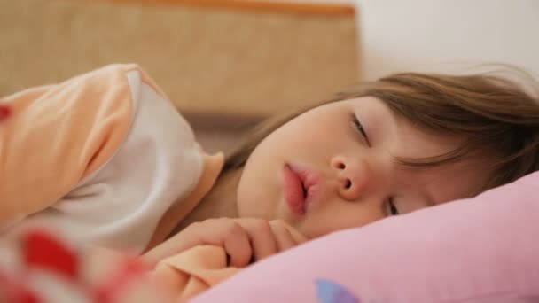 Κοριτσάκι Που Κοιμάται Στο Πρωινό Φως — Αρχείο Βίντεο