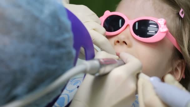 Petite Fille Dans Chaise Dentiste Ayant Dent Traitée — Video