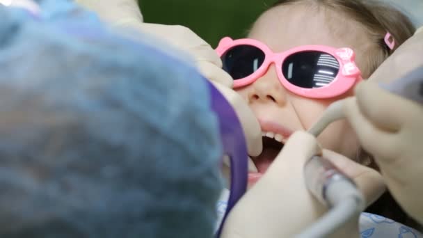 Kleines Mädchen Zahnarztstuhl Lässt Sich Einen Zahn Behandeln — Stockvideo