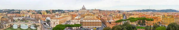 Panorama de Roma y Basílica de San Pedro — Foto de Stock