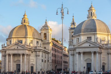 Piazza del Popolo 'daki kiliseler.