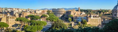 Kolezyum ve Roma Forumu, İtalya Roma manzaralı panorama.