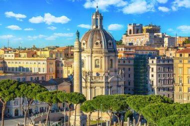 Trajan 'ın Sütunu ve Santa Maria di Loreto Kilisesi, Roma, İtalya