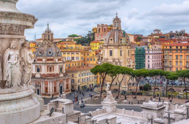 Trajan 'ın Sütunu ve Santa Maria di Loreto Kilisesi, Roma, İtalya